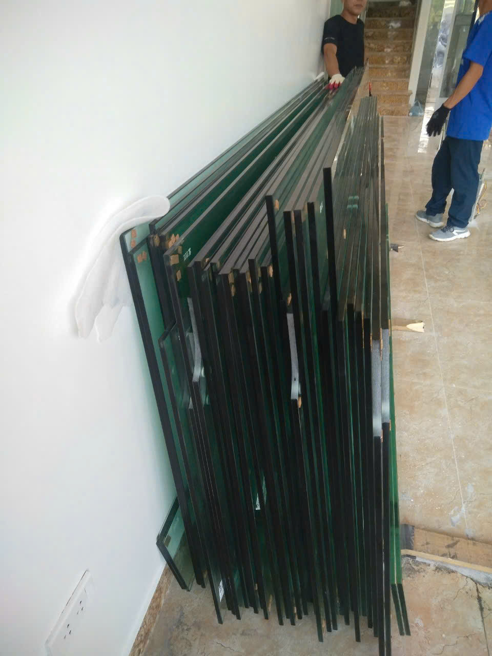 Nhiều tấm kính được xếp dọc lối đi để chuẩn bị vận chuyển trong tòa nhà